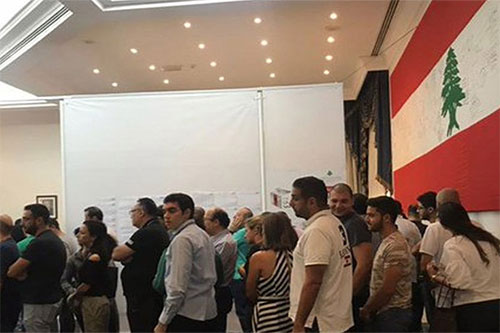 libaneses residentes en el exterior ejercen su derecho a voto